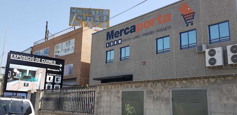 Fotografia tomada fuera de Mercaporta Santa Coloma - Fabricació de portes en Santa Coloma de Gramenet, Barcelona