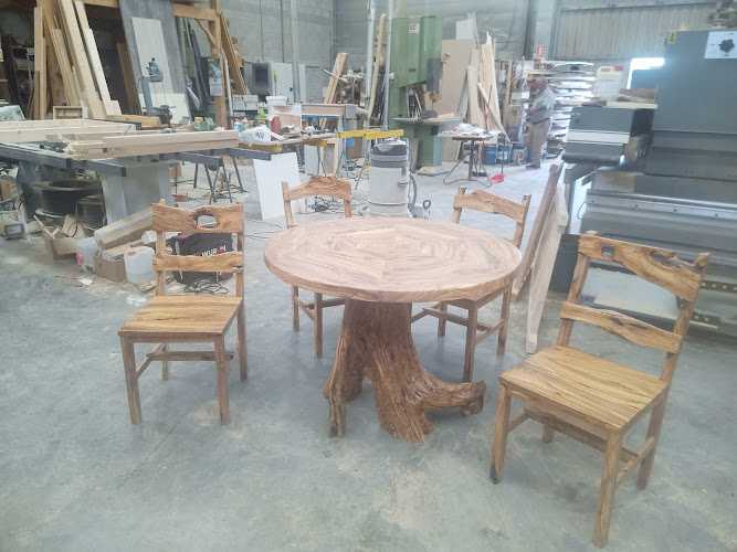 Fotografia tomada fuera de Carpintería J Bestue - Carpintería en Aínsa, Huesca