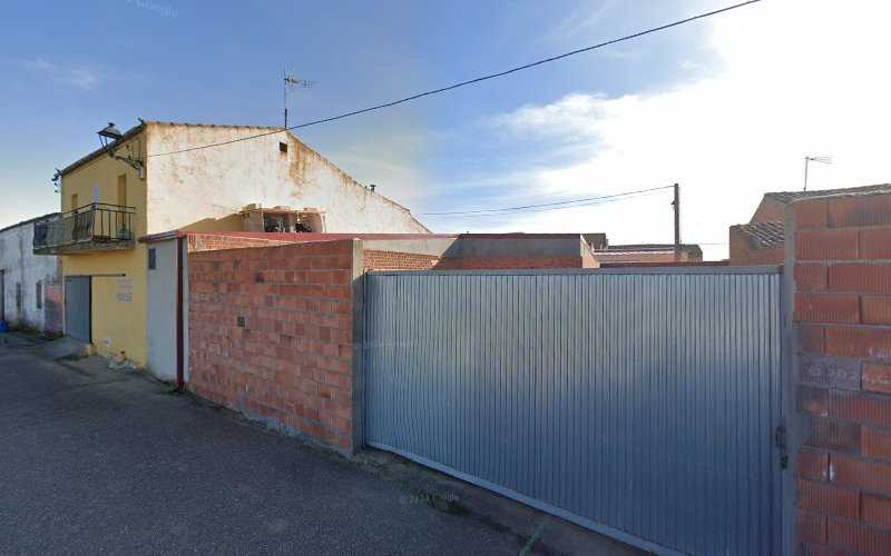 Fotografia tomada fuera de Carpinteria metalica Jose C. Lopez Martin - Herrero en Villalar de los Comuneros, Valladolid