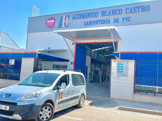 Fotografia tomada fuera de Aluminios Blanco Castro - Carpintería metálica y de aluminio en Villafranca de los Barros, Badajoz