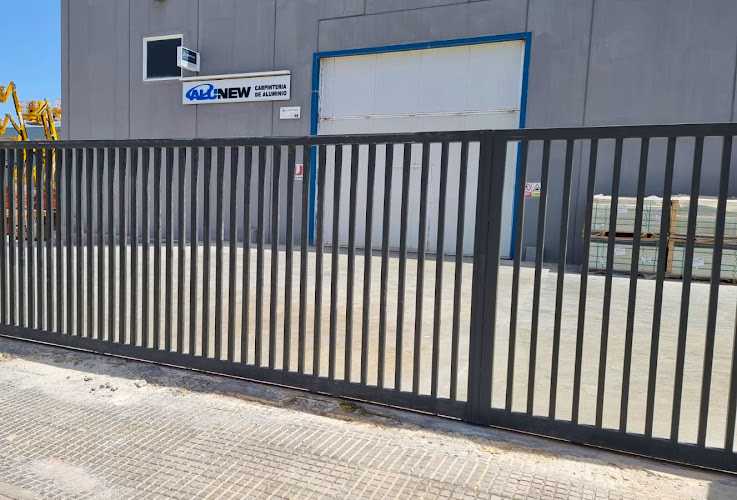 Fotografia tomada fuera de Carpintería de aluminio ALUNEW Ibiza - Carpintería metálica y de aluminio en San Rafael, Baleares