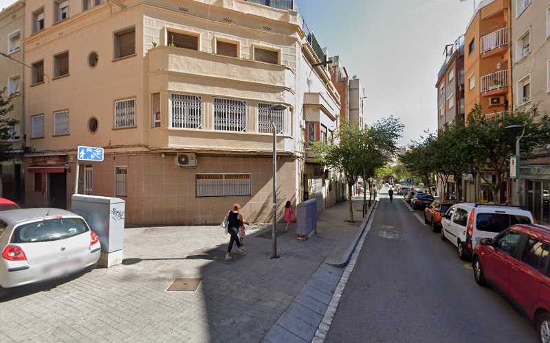 Fotografia tomada fuera de Carpinteria de Alumino DEVIAL - Botiga d'armaris en L'Hospitalet de Llobregat, Barcelona