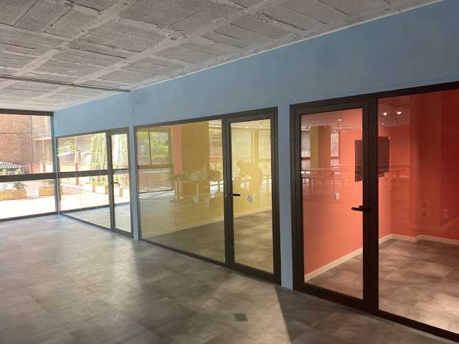 Fotografia tomada fuera de Alunós SCP - Carpintería metálica y de aluminio en L'Hospitalet de Llobregat, Barcelona