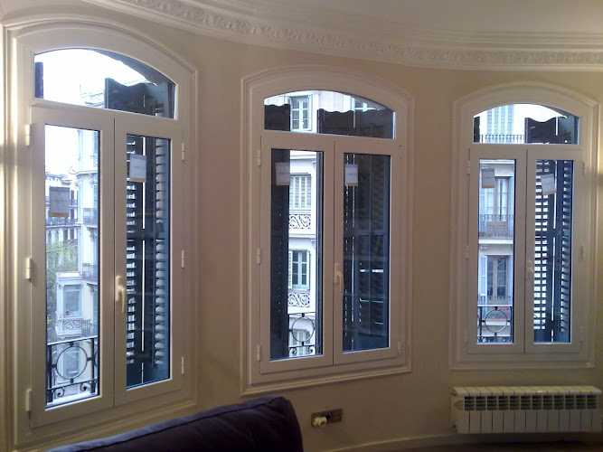 Fotografia tomada fuera de Carpintería Aluminio Urbano - Metal·listeria en L'Hospitalet de Llobregat, Barcelona