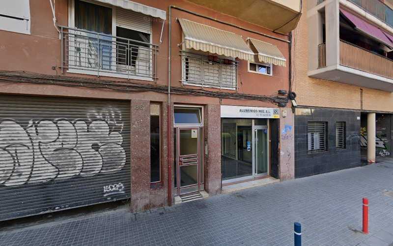 Fotografia tomada fuera de Aluminios Mig - Carpintería en L'Hospitalet de Llobregat, Barcelona