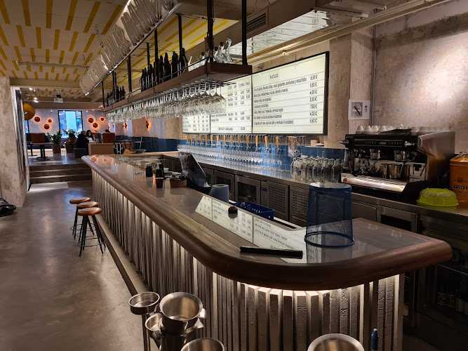 Fotografia tomada fuera de Prisma Decoracion Comercial Sl - Carpintería en L'Hospitalet de Llobregat, Barcelona