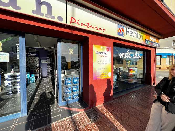 Fotografia tomada fuera de Riera H Santa Eulalia - Tienda de pinturas en Santa Eulària des Riu, Baleares