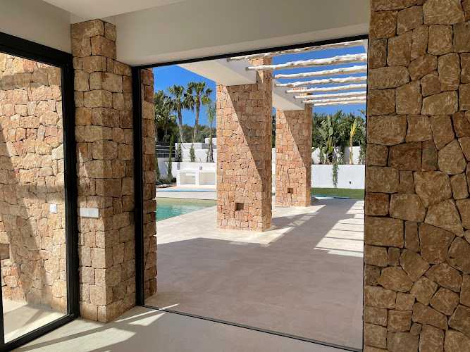 Fotografia tomada fuera de Cristalería Las Escuelas - Tienda de artículos de cristal en Santa Eulària des Riu, Baleares