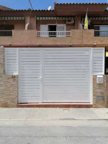 Fotografia tomada fuera de F.T.R. Aluminio y hierro - Carpintería metálica y de aluminio en San Pedro del Pinatar, Murcia