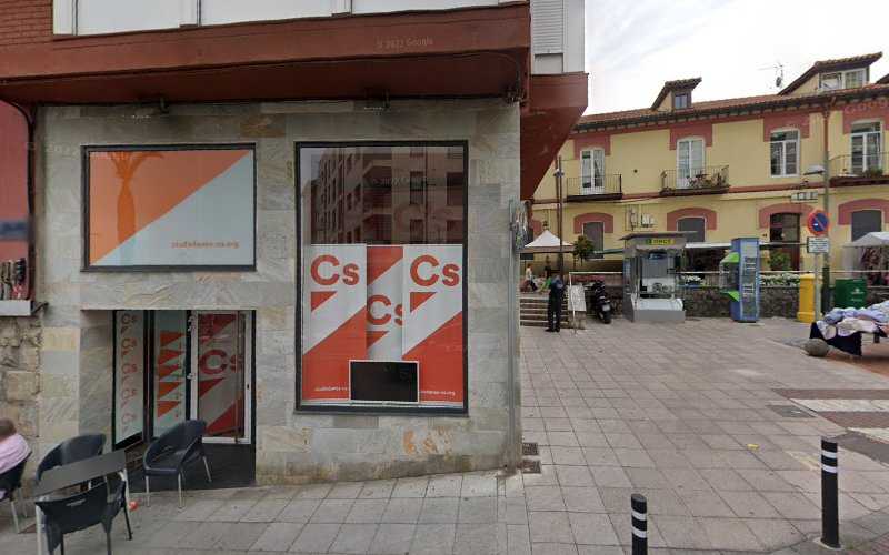 Fotografia tomada fuera de Montajes Carral - Carpintería metálica y de aluminio en Astillero, Cantabria