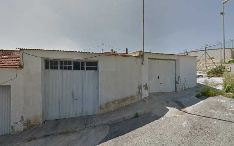 Fotografia tomada fuera de ESAN Carpintería aluminio - Carpintería metálica y de aluminio en San Miguel de Salinas, Alicante