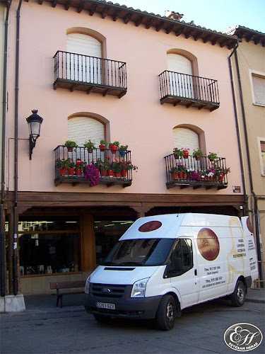 Fotografia tomada fuera de Muebles Esteban Heras - Tienda de muebles en San Esteban de Gormaz, Soria