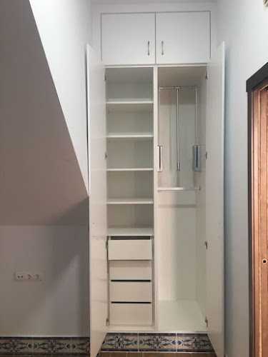 Fotografia tomada fuera de Vestidores - Armarios - Puertas - Roperos Empotrados - Todo Madera Aljarafe - Carpintería en Camas, Sevilla