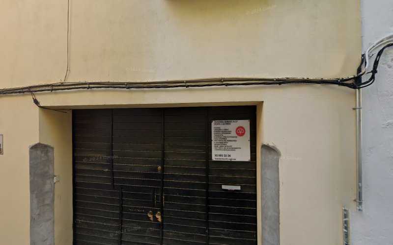 Fotografia tomada fuera de Fusteria Robert SCP - Tienda de armarios en Vilanova i la Geltrú, Barcelona