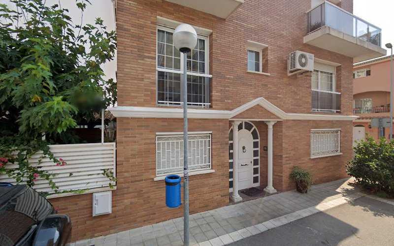 Fotografia tomada fuera de BG Maderas - Treballador de la fusta en Vilanova i la Geltrú, Barcelona