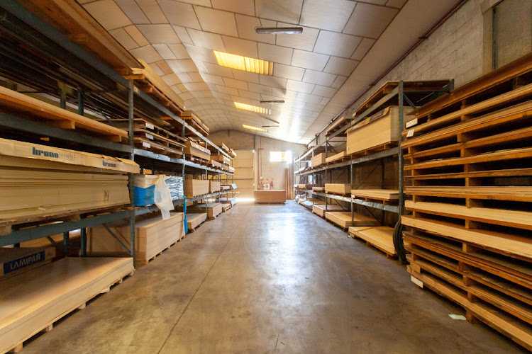 Fotografia tomada fuera de Miña S.L. (Maderas Miña) - Establecimiento de venta de madera en Sevilla, Sevilla