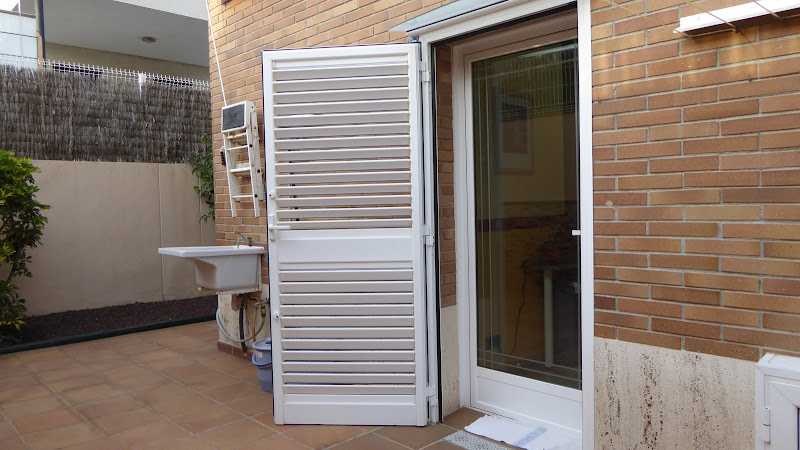 Fotografia tomada fuera de Cristalería R. Jiménez - Viladecans - Carpintería metálica y de aluminio en Viladecans, Barcelona