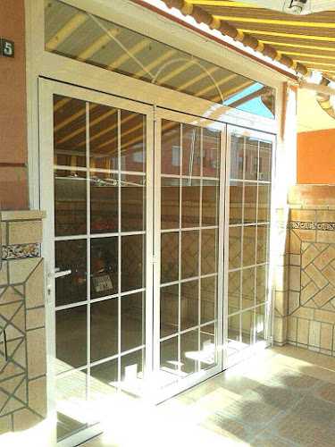 Fotografia tomada fuera de Aluminios Tres - Carpintería metálica y de aluminio en Sevilla, Sevilla