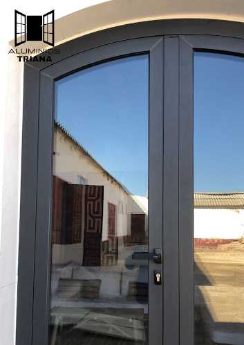 Fotografia tomada fuera de ALUMINIOS TRIANA - Carpintería metálica y de aluminio en Sevilla, Sevilla
