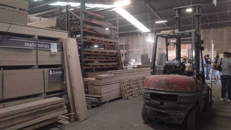 Fotografia tomada fuera de La Forestal - Establecimiento de venta de madera en Sevilla, Sevilla