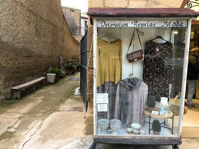 Fotografia tomada fuera de Antigua Uncastillo - Tienda de muebles antiguos en Uncastillo, Zaragoza