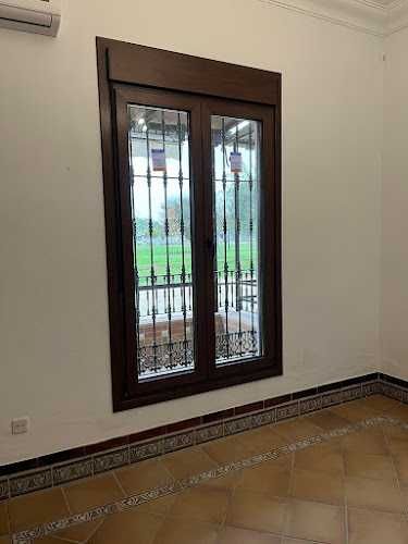 Fotografia tomada fuera de Cristalería Castilla - Carpintería metálica y de aluminio en Almonte, Huelva