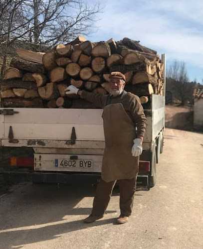 Fotografia tomada fuera de Venta de Leña Lopez - Establecimiento de venta de madera en Almarza, Soria