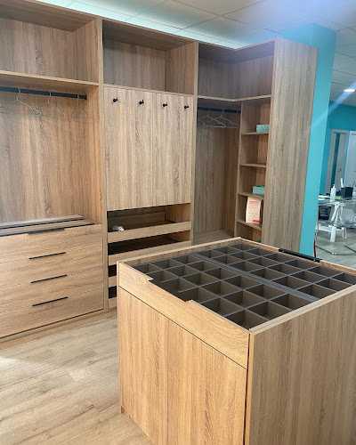 Fotografia tomada fuera de Oliver's Closet | Armarios, vestidores y muebles a medida en Sevilla - Carpintería en Sevilla, Sevilla