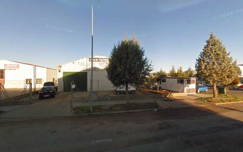 Fotografia tomada fuera de C y M Madera - Establecimiento de venta de madera en Almadén, Ciudad Real