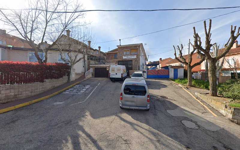 Fotografia tomada fuera de Carpinteria - Ebanisteria Rafael Cruz - Tienda de armarios en Pedrezuela, Madrid