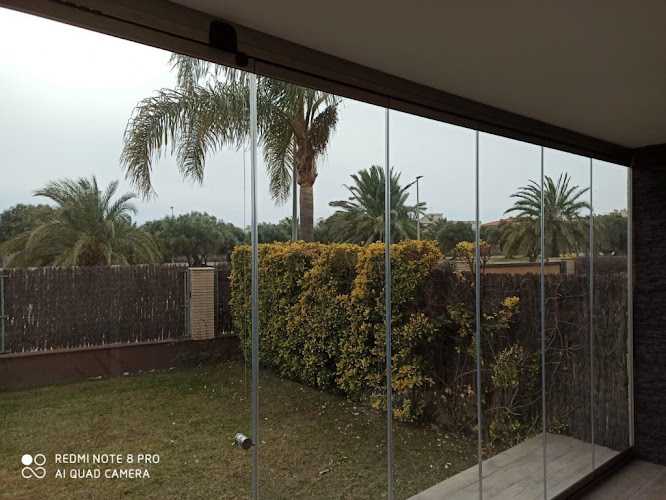 Fotografia tomada fuera de Aluminios Morell - Metal·listeria en Cambrils, Tarragona