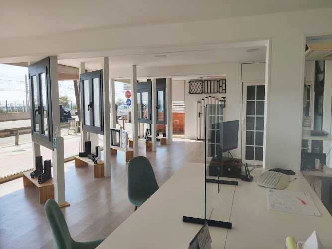 Fotografia tomada fuera de Hermanos Almansa (Masnou - C/Mossèn Jacint Verdaguer) - Carpintería metálica y de aluminio en El Masnou, Barcelona