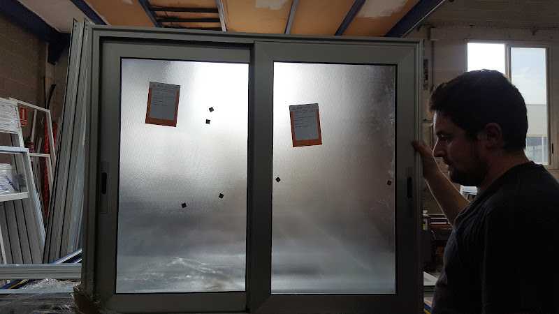 Fotografia tomada fuera de Aluminios Llamas SL - Carpintería metálica y de aluminio en El Masnou, Barcelona