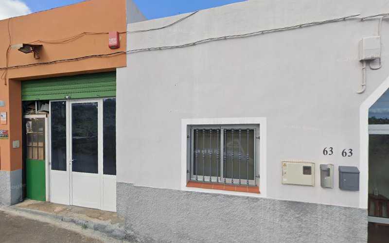 Fotografia tomada fuera de Alumcadi S.L. - Carpintería metálica y de aluminio en Los Baldios, Santa Cruz de Tenerife