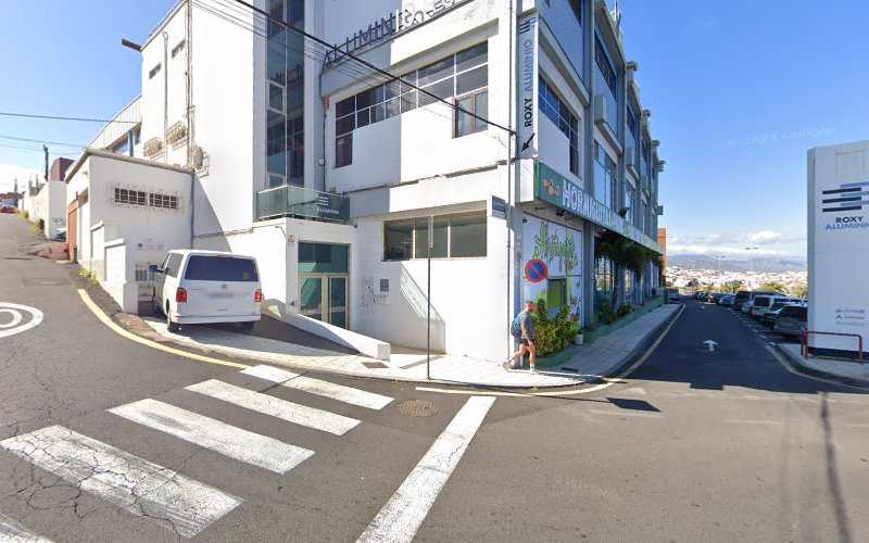 Fotografia tomada fuera de NOVA Aluminios - Carpintería metálica y de aluminio en Santa Cruz de Tenerife, Santa Cruz de Tenerife