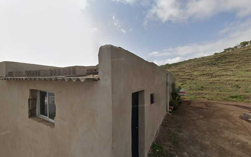 Fotografia tomada fuera de Aluminios Y Cristal Francis - Carpintería metálica y de aluminio en La Laguna, Santa Cruz de Tenerife