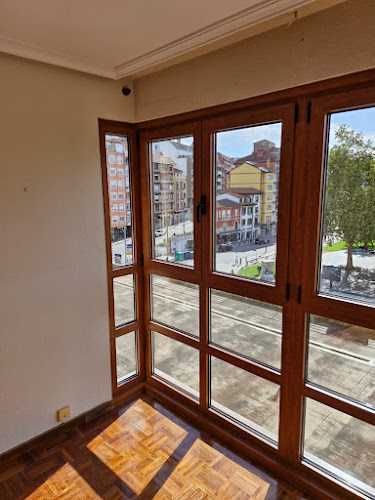 Fotografia tomada fuera de Aluminios Aluprin - Carpintería metálica y de aluminio en Campos (Los), Asturias