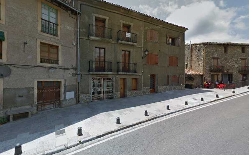 Fotografia tomada fuera de MOBLES PINTATS - Tienda de muebles en Llanars, Girona