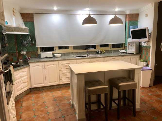 Fotografia tomada fuera de Fusteria les Bases - Carpintería en Alzira, Valencia