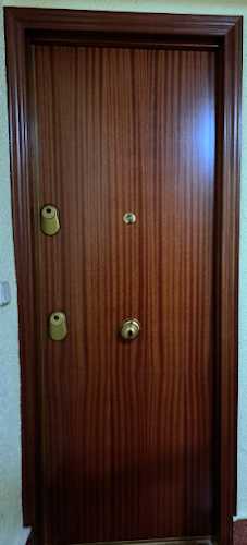 Fotografia tomada fuera de Decora en madera - Tienda de armarios en Leganés, Madrid