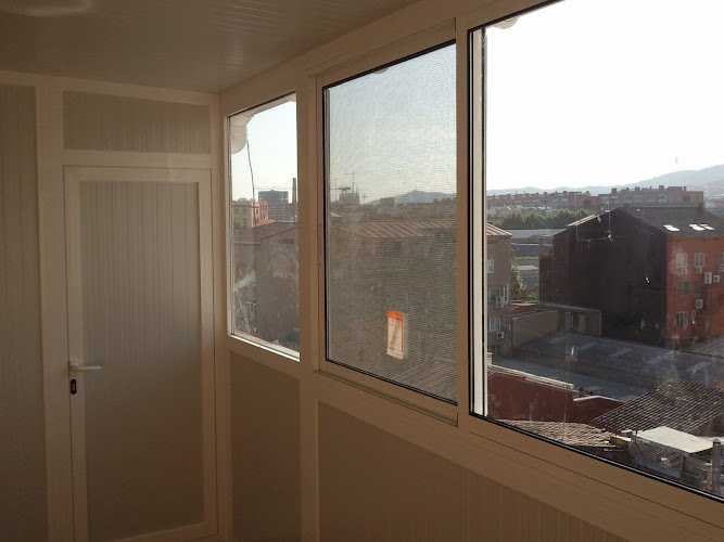 Fotografia tomada fuera de Carpinteria de Alumino J.Julve S.L. - Carpintería metálica y de aluminio en L'Hospitalet de Llobregat, Barcelona