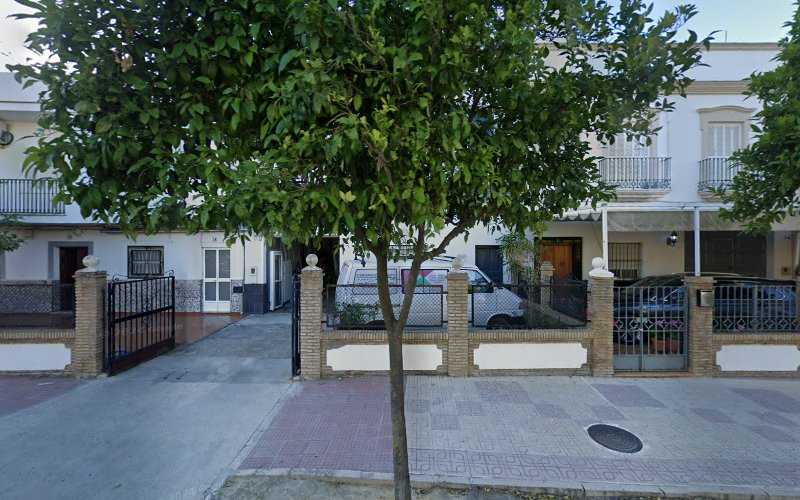 Fotografia tomada fuera de Aluminios y Cristales Fernando Galante - Carpintería metálica y de aluminio en Lebrija, Sevilla