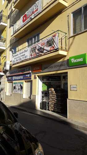 Fotografia tomada fuera de Sánchez Soriano Requenario -Tienda Landete (Cuenca) - Ferretería en Landete, Cuenca