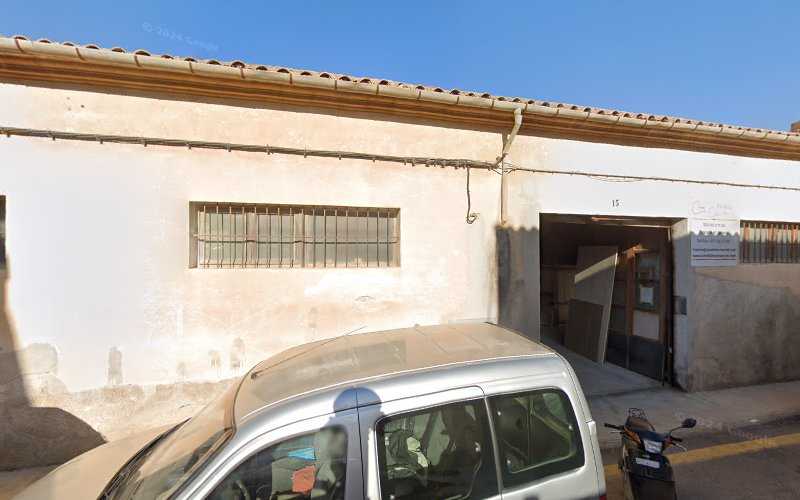 Fotografia tomada fuera de Fusteria Cardell - Monserrat - Fábrica de muebles en Felanitx, Baleares