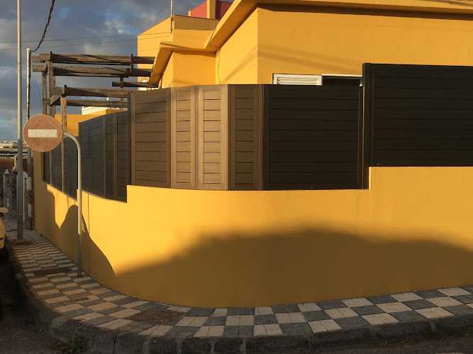 Fotografia tomada fuera de Atila Aluminios - Carpintería metálica y de aluminio en Ingenio, Las Palmas