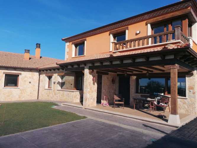 Fotografia tomada fuera de Aluminios Luis Miguel - Carpintería metálica y de aluminio en Hontoria, Segovia