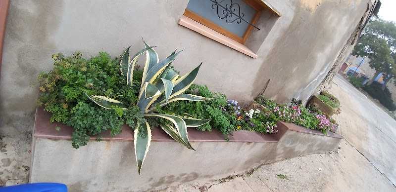 Fotografia tomada fuera de Fusteria Marco - Tienda de suministros para trabajar la madera en Ossó de Sió, Lérida