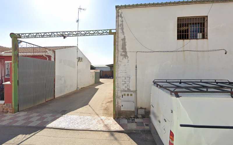 Fotografia tomada fuera de HERMANOS LOZANO 2000 SLL. - Carpintero en Manzaneque, Toledo