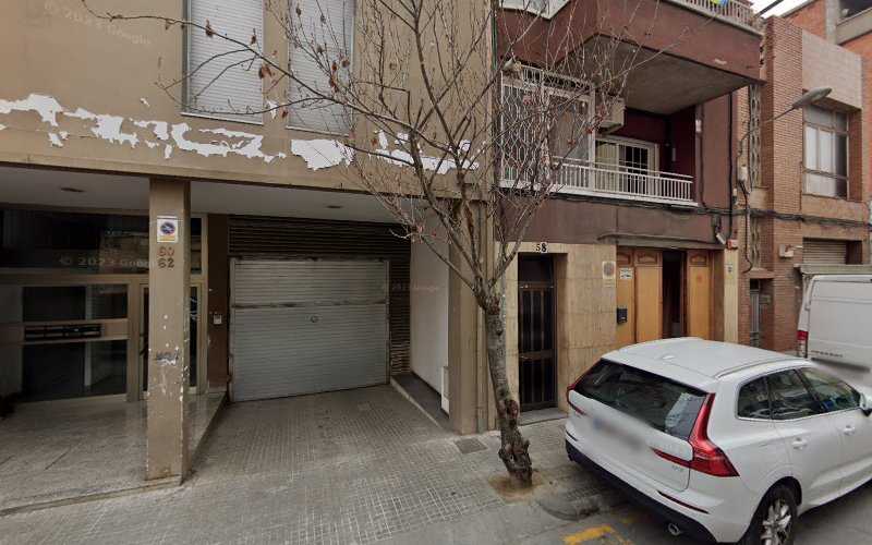 Fotografia tomada fuera de Hermanos Serrano S..Cv.P. - Establecimiento de venta de madera en Montcada i Reixac, Barcelona