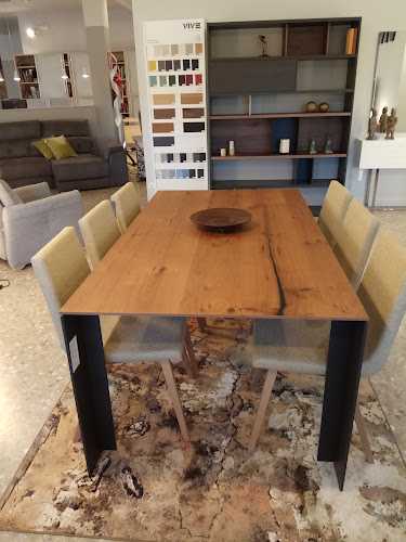 Fotografia tomada fuera de Francesch Mobles - Botiga de mobles en Montbrió del Camp, Tarragona